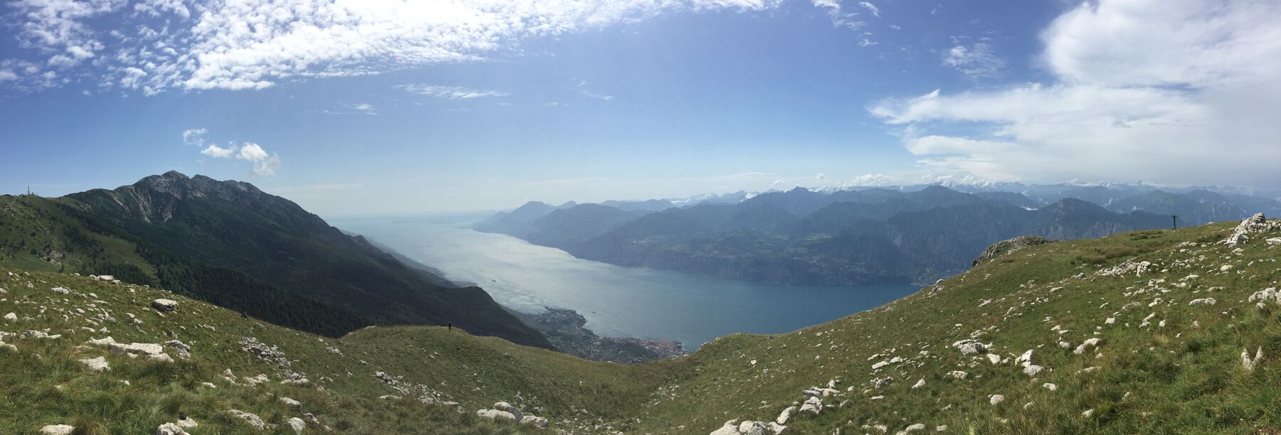 Weiter Blick über den gesamten Gardasee vom Hochplateau des Monte Baldo