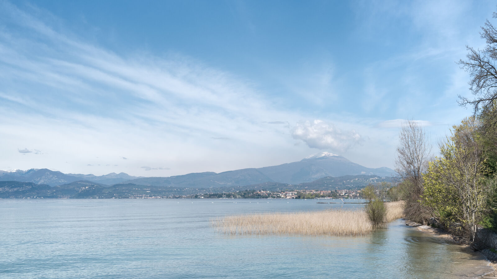 Sandiger, flach abfallender Badestrand am Gardaseeufer bei Lazise