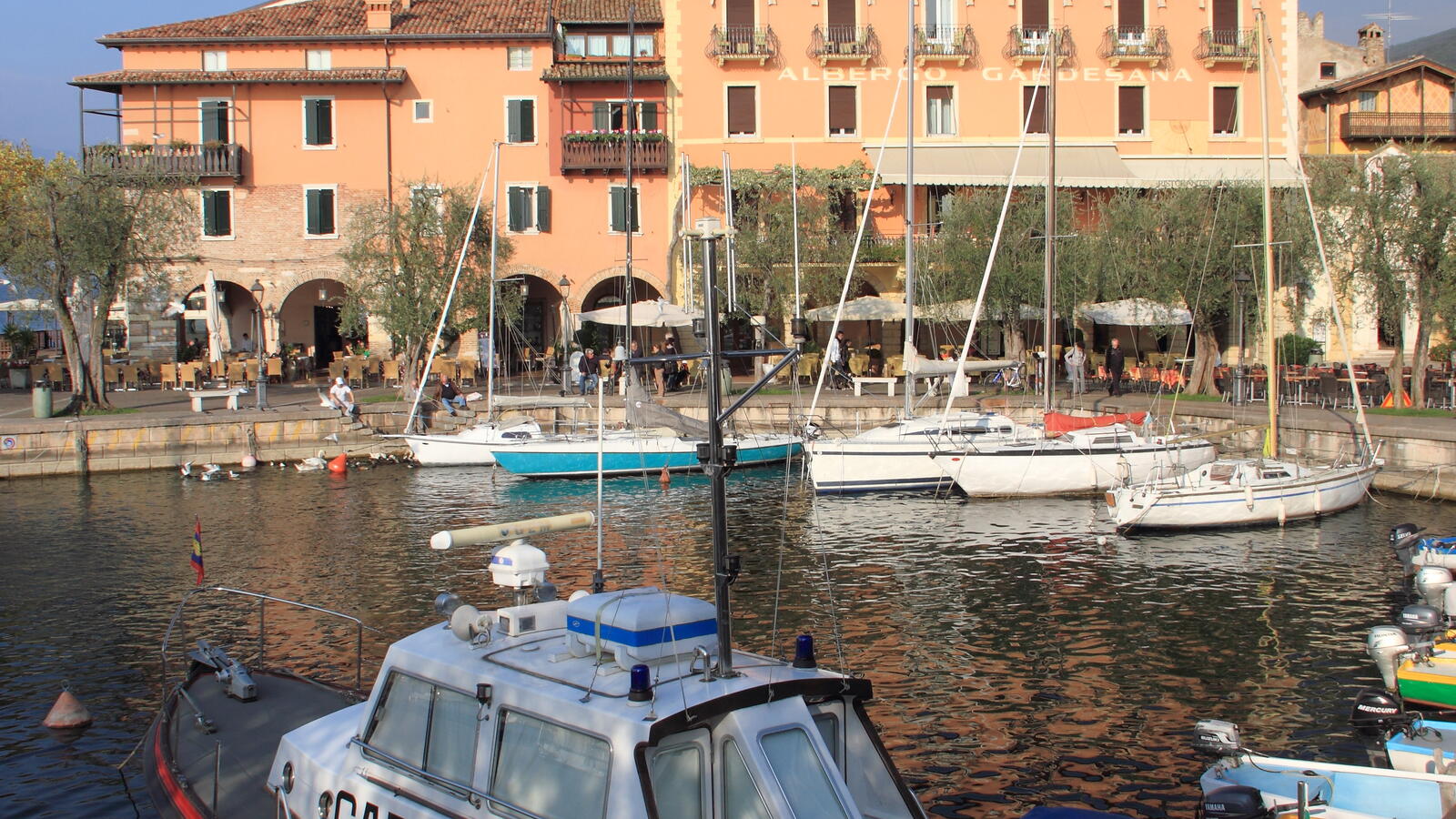 Hafen von Torri del Benaco am Ostufer des Gardasees mit Booten