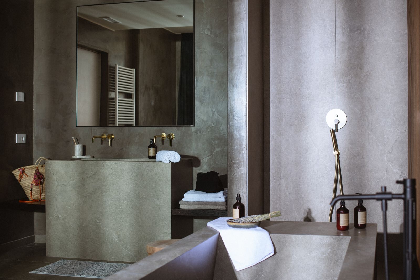 Badezimmer mit Spiegel und Waschtisch
