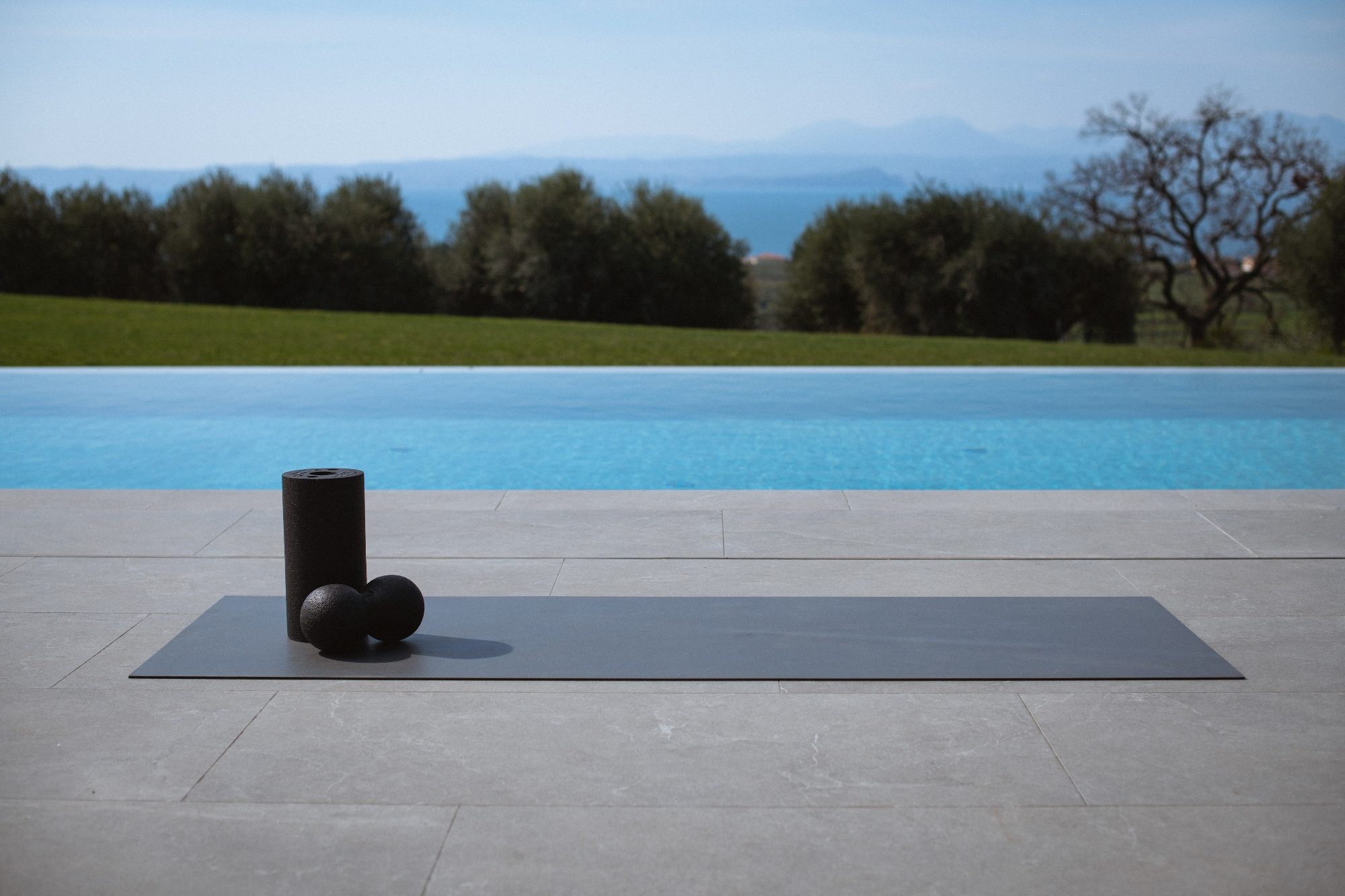 Infinity-Pool der Residenza, dessen Wasserkante mit dem Gardasee verschmilzt