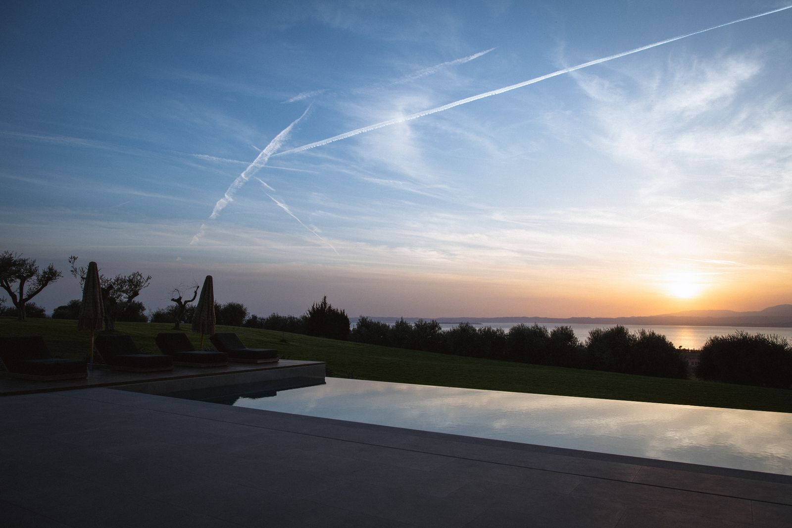 Sonnenuntergang über See und Pool