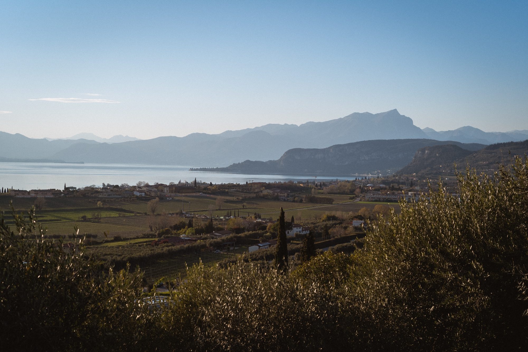 Kolonnaden-Loggia der Villa Cavaion mit Blick auf den Monte Baldo zwischen den Säulen