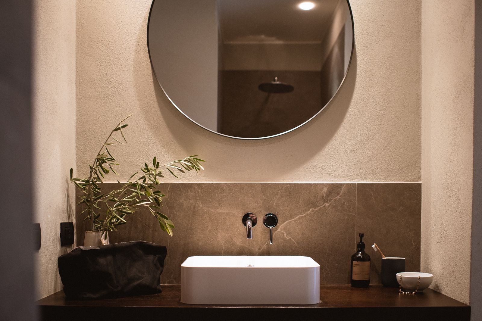 Badezimmer der Villa Cavaion mit rundem Spiegel