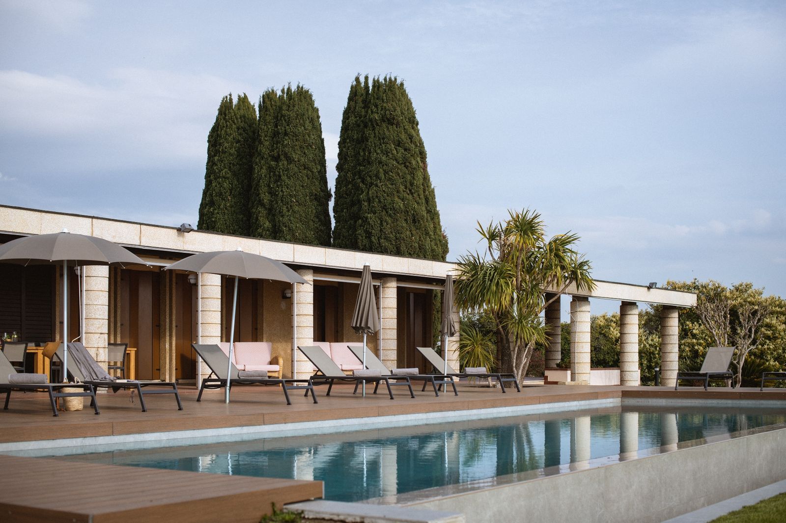 Villa Cavaion mit Pool und schlanken Zypressen